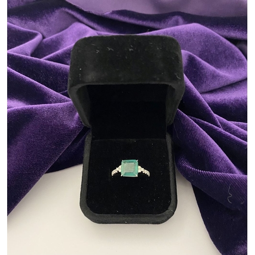 30 - A WONDERFUL PLATINUM EMERALD SOLITAIRE RING WITH DIAMOND SET SHOULDERS, set with natural transparent... 