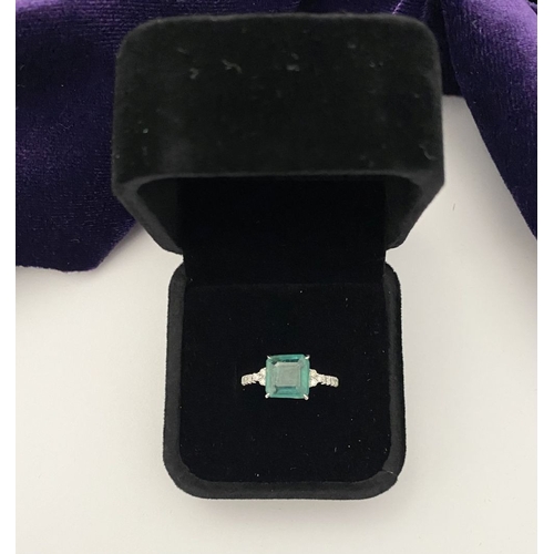 30 - A WONDERFUL PLATINUM EMERALD SOLITAIRE RING WITH DIAMOND SET SHOULDERS, set with natural transparent... 