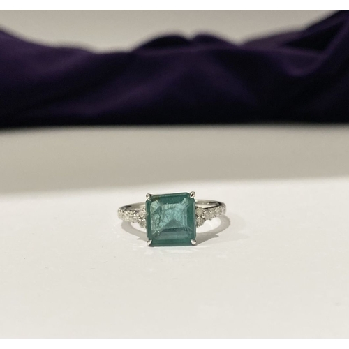 30 - A WONDERFUL PLATINUM EMERALD SOLITAIRE RING WITH DIAMOND SET SHOULDERS, set with natural transparent... 