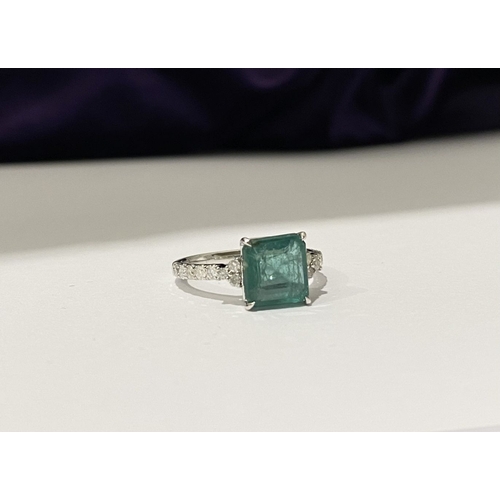 30 - A WONDERFUL PLATINUM EMERALD SOLITAIRE RING WITH DIAMOND SET SHOULDERS, set with natural transparent... 