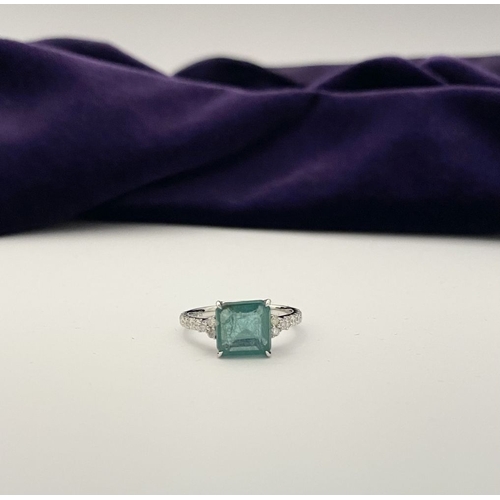 30 - A WONDERFUL PLATINUM EMERALD SOLITAIRE RING WITH DIAMOND SET SHOULDERS, set with natural transparent... 
