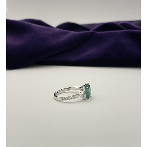 30 - A WONDERFUL PLATINUM EMERALD SOLITAIRE RING WITH DIAMOND SET SHOULDERS, set with natural transparent... 