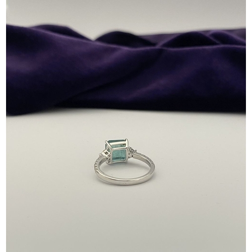 30 - A WONDERFUL PLATINUM EMERALD SOLITAIRE RING WITH DIAMOND SET SHOULDERS, set with natural transparent... 