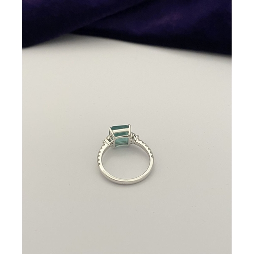 30 - A WONDERFUL PLATINUM EMERALD SOLITAIRE RING WITH DIAMOND SET SHOULDERS, set with natural transparent... 