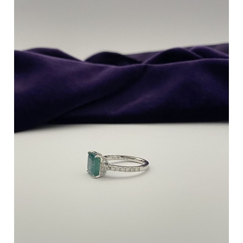 30 - A WONDERFUL PLATINUM EMERALD SOLITAIRE RING WITH DIAMOND SET SHOULDERS, set with natural transparent... 