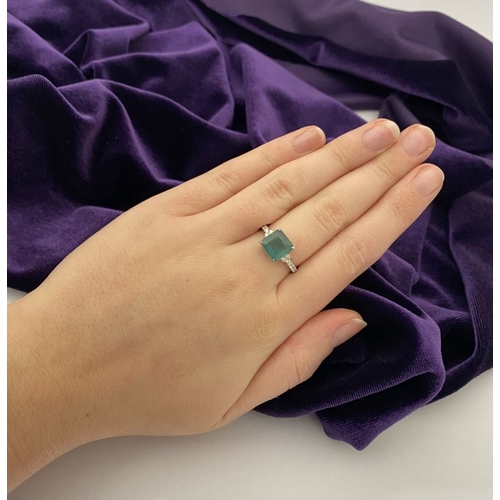 30 - A WONDERFUL PLATINUM EMERALD SOLITAIRE RING WITH DIAMOND SET SHOULDERS, set with natural transparent... 