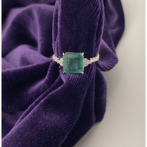 30 - A WONDERFUL PLATINUM EMERALD SOLITAIRE RING WITH DIAMOND SET SHOULDERS, set with natural transparent... 