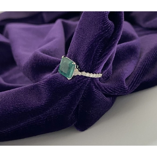 30 - A WONDERFUL PLATINUM EMERALD SOLITAIRE RING WITH DIAMOND SET SHOULDERS, set with natural transparent... 
