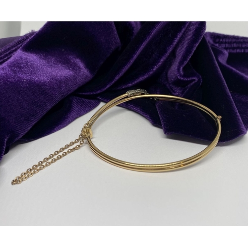 60 - A BEAUTIFUL GOLD GARNET BRACELET, with central round cut vibrant garnet flanked by six round cut cle... 