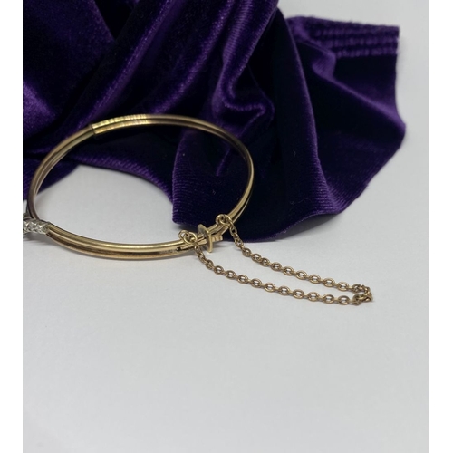 60 - A BEAUTIFUL GOLD GARNET BRACELET, with central round cut vibrant garnet flanked by six round cut cle... 