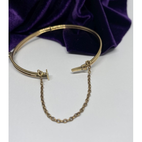 60 - A BEAUTIFUL GOLD GARNET BRACELET, with central round cut vibrant garnet flanked by six round cut cle... 