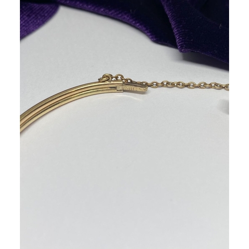 60 - A BEAUTIFUL GOLD GARNET BRACELET, with central round cut vibrant garnet flanked by six round cut cle... 