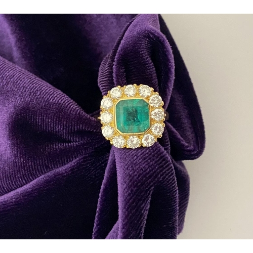 9 - AN EXCEPTIONAL 18CT GOLD EMERALD & DIAMOND CLUSTER RING, with central vibrant emerald in bezel setti... 