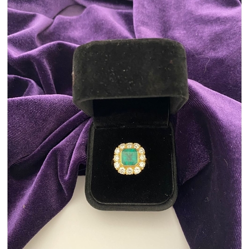 9 - AN EXCEPTIONAL 18CT GOLD EMERALD & DIAMOND CLUSTER RING, with central vibrant emerald in bezel setti... 