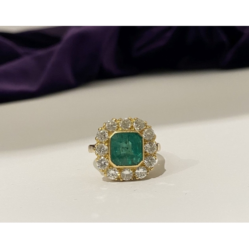 9 - AN EXCEPTIONAL 18CT GOLD EMERALD & DIAMOND CLUSTER RING, with central vibrant emerald in bezel setti... 