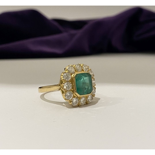 9 - AN EXCEPTIONAL 18CT GOLD EMERALD & DIAMOND CLUSTER RING, with central vibrant emerald in bezel setti... 