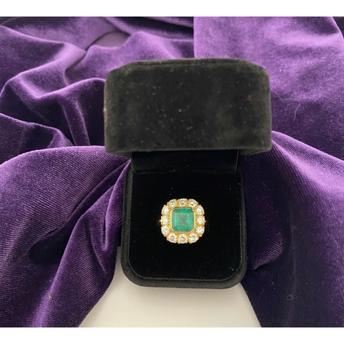 9 - AN EXCEPTIONAL 18CT GOLD EMERALD & DIAMOND CLUSTER RING, with central vibrant emerald in bezel setti... 