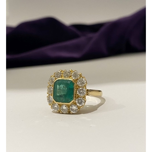 9 - AN EXCEPTIONAL 18CT GOLD EMERALD & DIAMOND CLUSTER RING, with central vibrant emerald in bezel setti... 