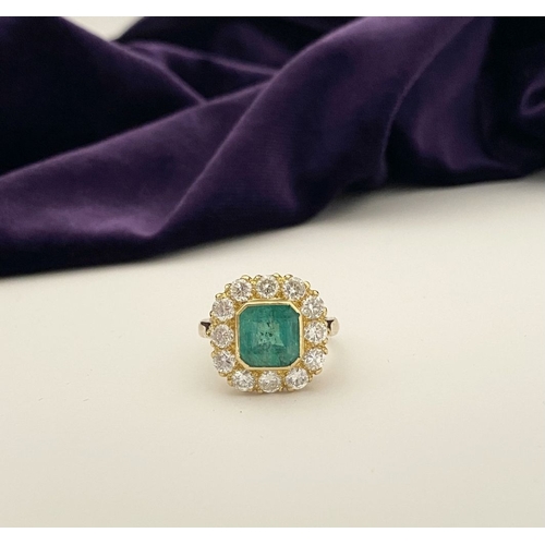 9 - AN EXCEPTIONAL 18CT GOLD EMERALD & DIAMOND CLUSTER RING, with central vibrant emerald in bezel setti... 