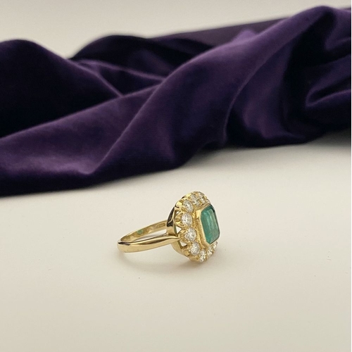 9 - AN EXCEPTIONAL 18CT GOLD EMERALD & DIAMOND CLUSTER RING, with central vibrant emerald in bezel setti... 