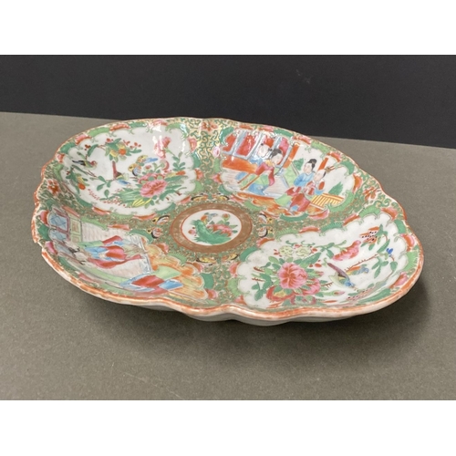 72 - A LATE 19TH CENTURY CHINESE CANTON FAMILLE ROSE SERVING PLATTER, c.1900, with scalloped rim on a low... 