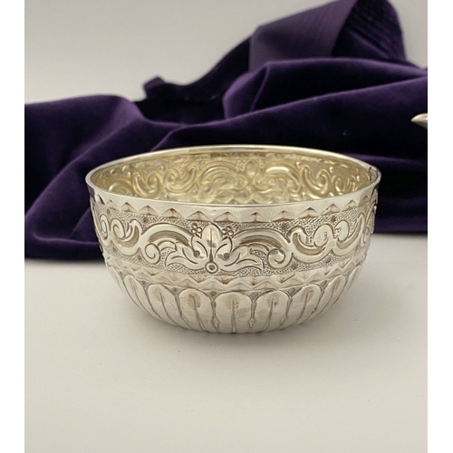 80 - A VICTORIAN SILVER MILK JUG & SUGAR BOWL, by Hilliard & Thomason (John Hilliard & John Thomason trad... 