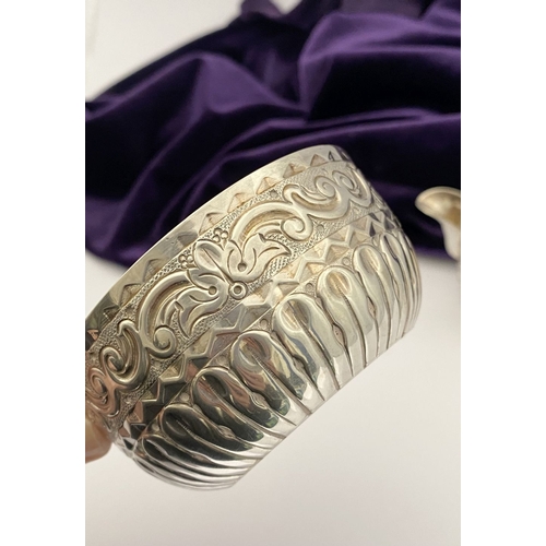 80 - A VICTORIAN SILVER MILK JUG & SUGAR BOWL, by Hilliard & Thomason (John Hilliard & John Thomason trad... 