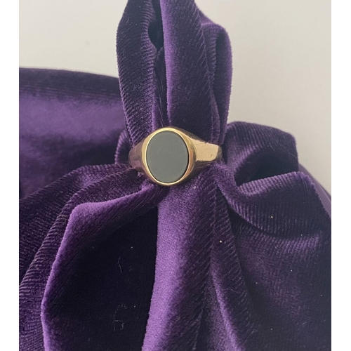 83 - AN IRISH 9CT GOLD GENTLEMAN'S ONYX SIGNET RING, featuring oval onyx in bezel setting, with tapered s... 
