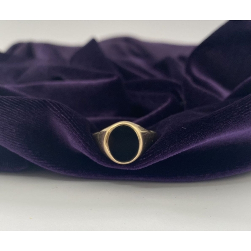 83 - AN IRISH 9CT GOLD GENTLEMAN'S ONYX SIGNET RING, featuring oval onyx in bezel setting, with tapered s... 