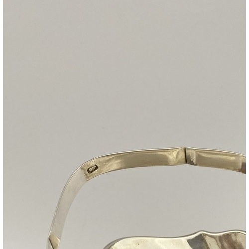 12 - A FINE GEORGE III IRISH SILVER HELMET SHAPED SUGAR BASKET, by Richard Sawyer, Dublin c.1798. The bod... 