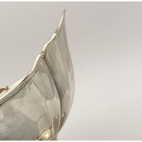 12 - A FINE GEORGE III IRISH SILVER HELMET SHAPED SUGAR BASKET, by Richard Sawyer, Dublin c.1798. The bod... 