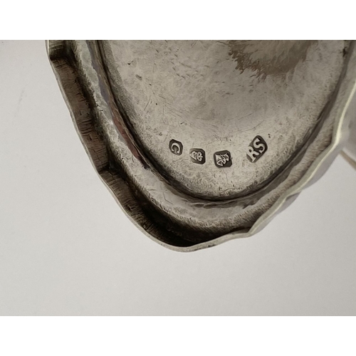 12 - A FINE GEORGE III IRISH SILVER HELMET SHAPED SUGAR BASKET, by Richard Sawyer, Dublin c.1798. The bod... 