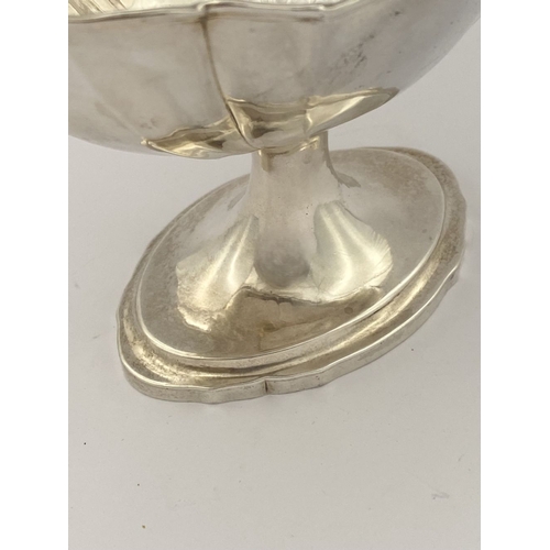 12 - A FINE GEORGE III IRISH SILVER HELMET SHAPED SUGAR BASKET, by Richard Sawyer, Dublin c.1798. The bod... 