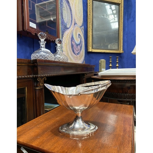 12 - A FINE GEORGE III IRISH SILVER HELMET SHAPED SUGAR BASKET, by Richard Sawyer, Dublin c.1798. The bod... 