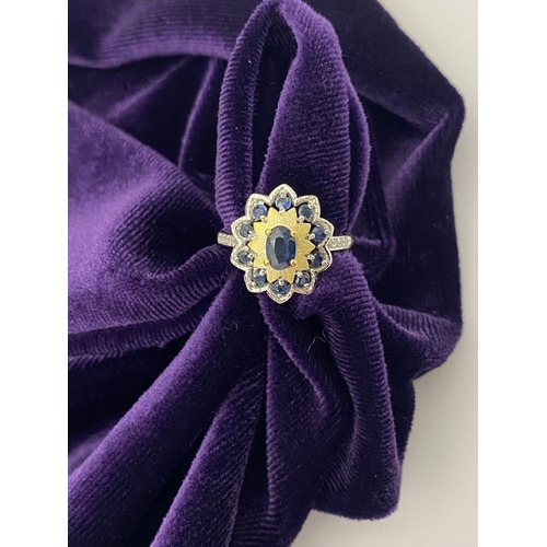 30 - A BEAUTIFUL 18CT GOLD PLATED NATURAL SAPPHIRE CLUSTER RING, featuring central oval cut sapphire, sur... 