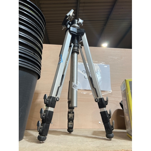 297 - Camera/video camera tripod