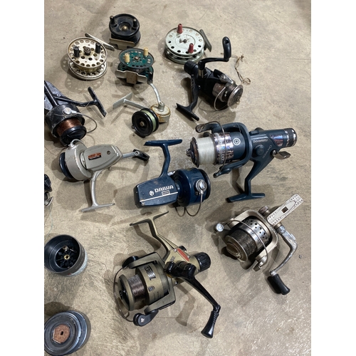 42 - Big bundle of fishing reels inc Daiwa, Zebco, Oakwood and more