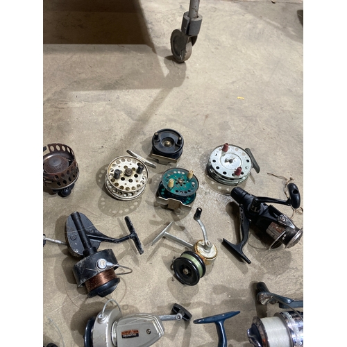 42 - Big bundle of fishing reels inc Daiwa, Zebco, Oakwood and more