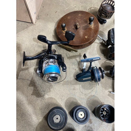 42 - Big bundle of fishing reels inc Daiwa, Zebco, Oakwood and more