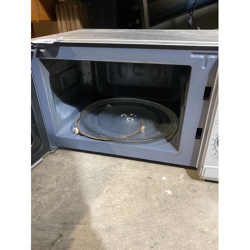 431 - Sainsburys 700W microwave in clean condition