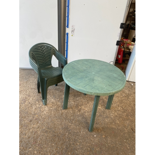 437 - Garden circle plastic table & 4 chairs