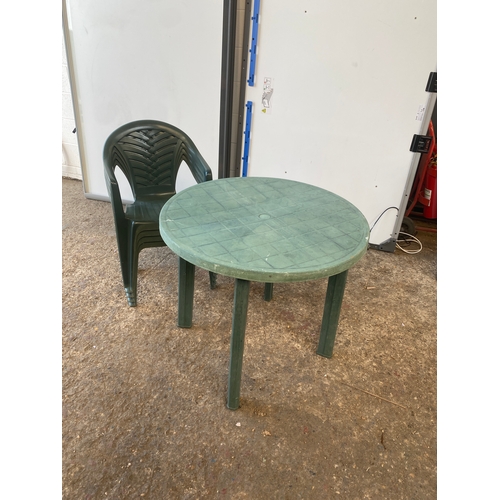 437 - Garden circle plastic table & 4 chairs