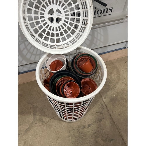 185 - Quantity of plastic plant pots