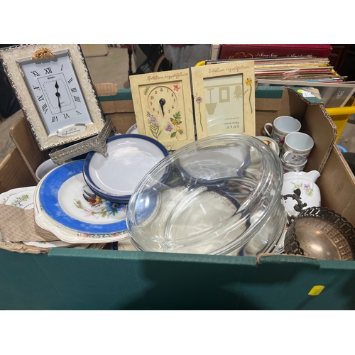 188 - Box of vintage cups/saucers and clocks