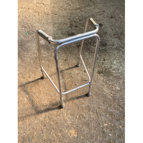 112 - Aluminium zimmer frame