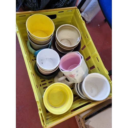 411 - Crate of assorted plant pots