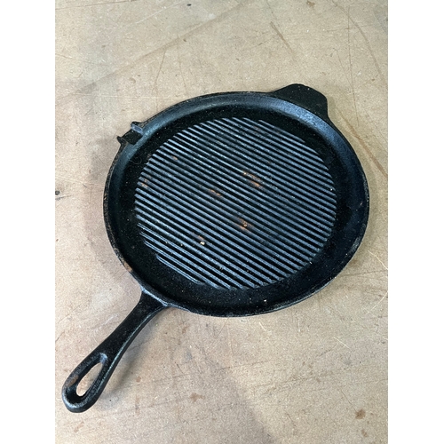 322 - Cast iron griddle pan