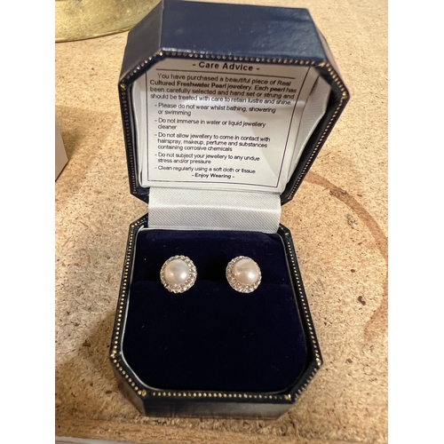 22 - Cultured freshwater pearl earrings