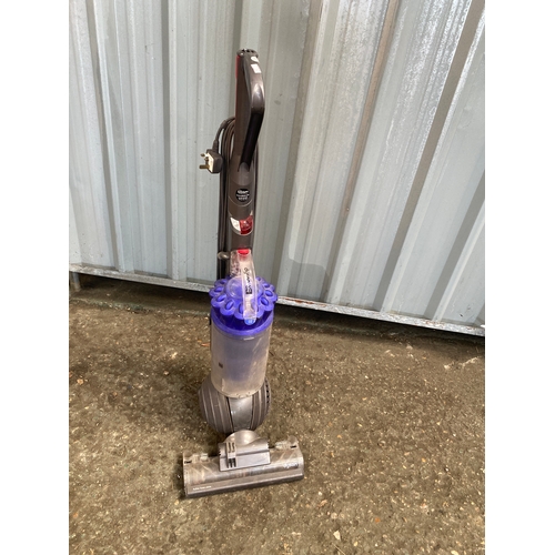 197 - Dyson DC41 vacuum cleaner - working order