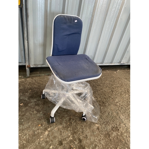 206 - Office chair on metal base